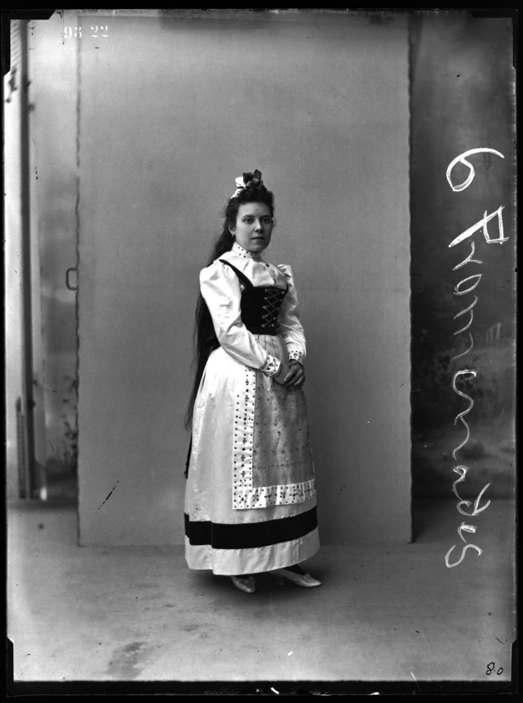 MUJER DE PELO LARGO CON TRAJE FOLKLORICO.