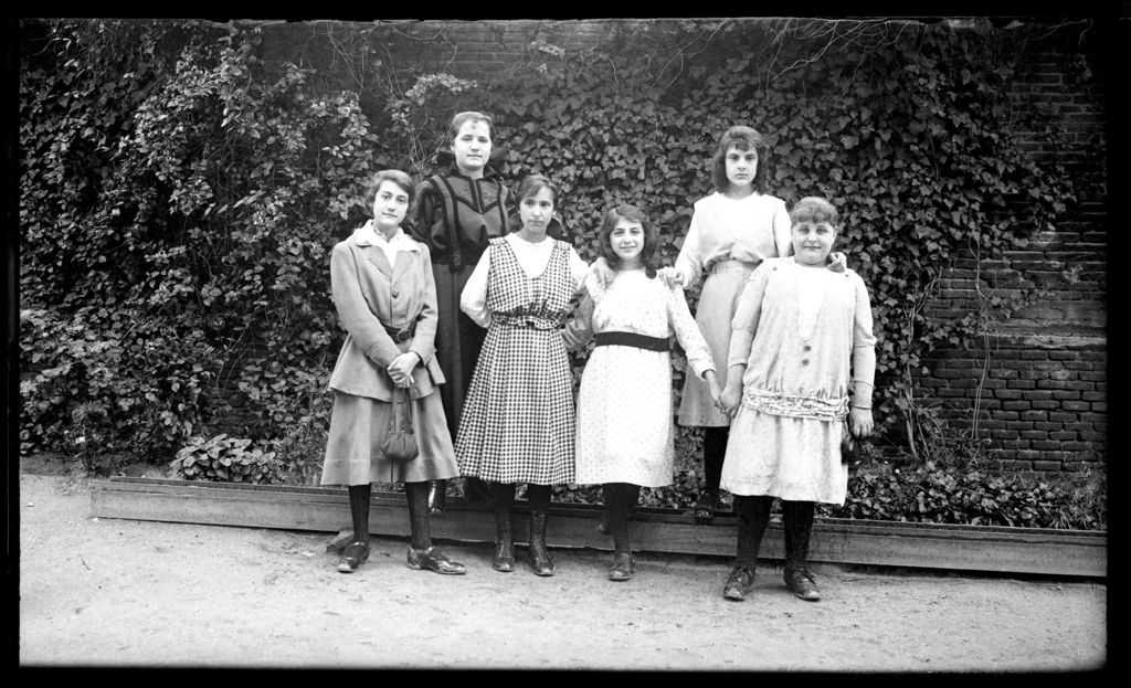 CHICAS CON ROPA DE PASEO 2.