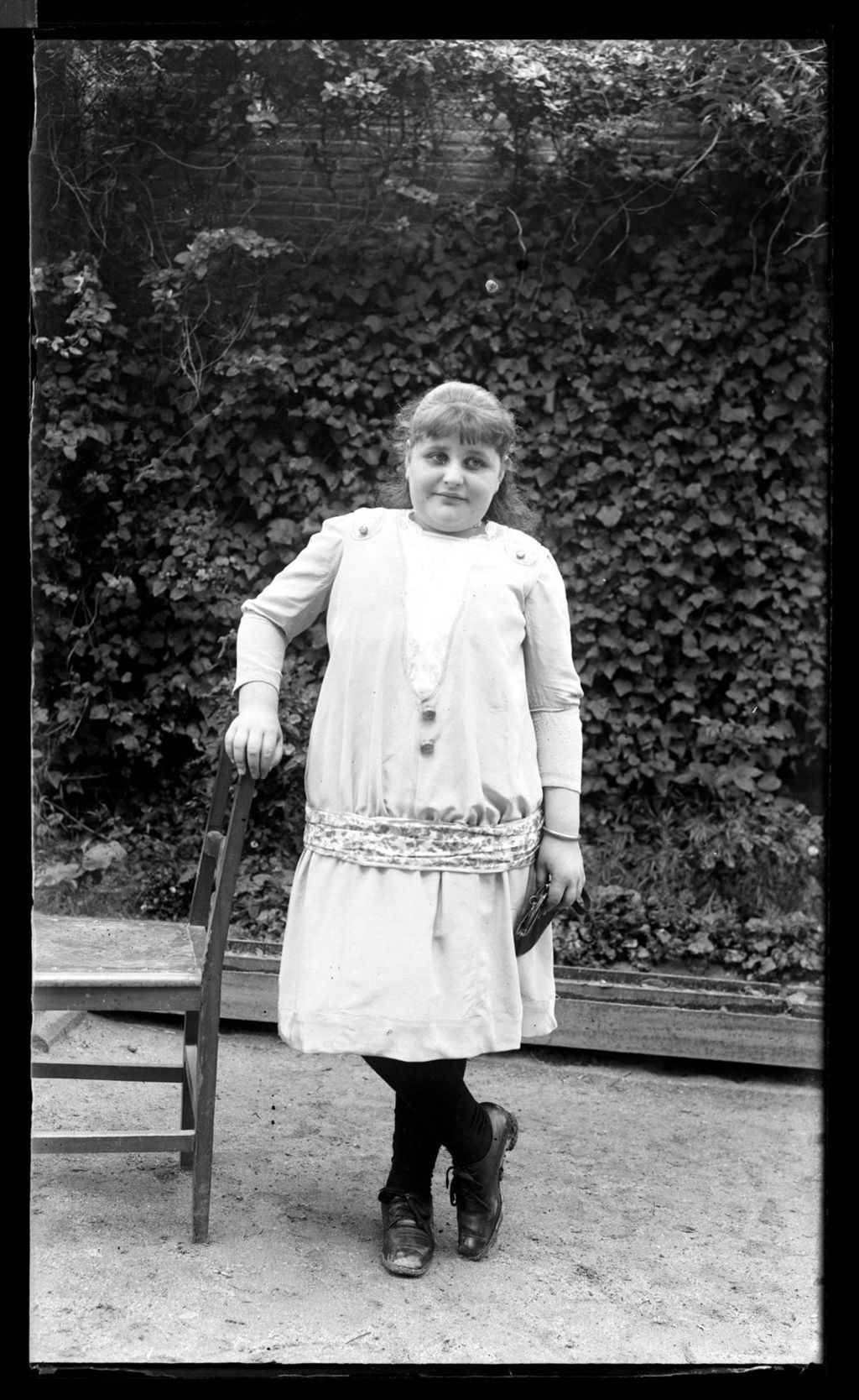 NIÑA RUBIA CON VESTIDO BLANCO.