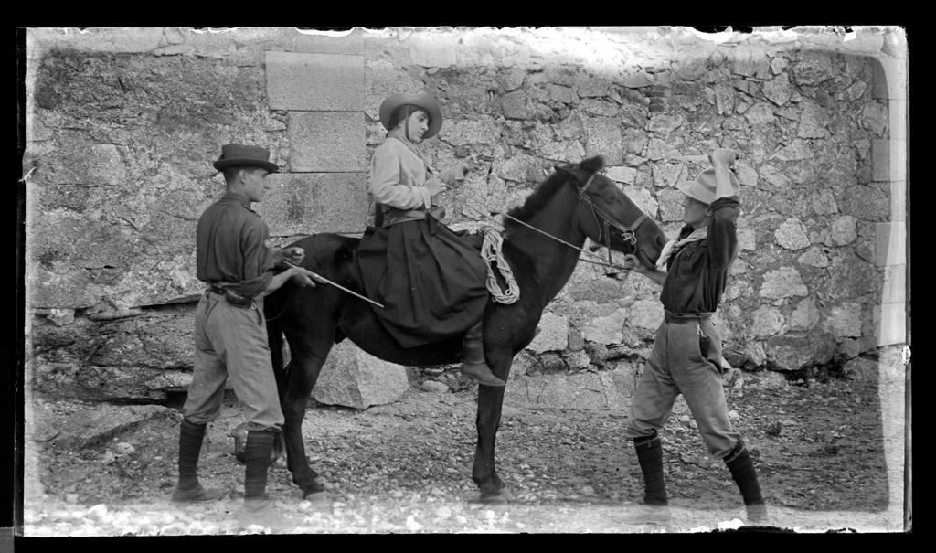 GAUCHA A CABALLO.