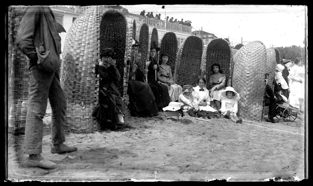 FAMILIA EN LA PLAYA.