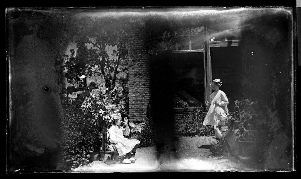 LAS NIÑAS JUGANDO EN EL JARDIN.