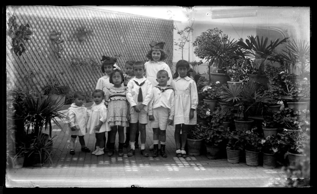NIÑOS DE BLANCO EN EL PATIO DE MACETAS2.