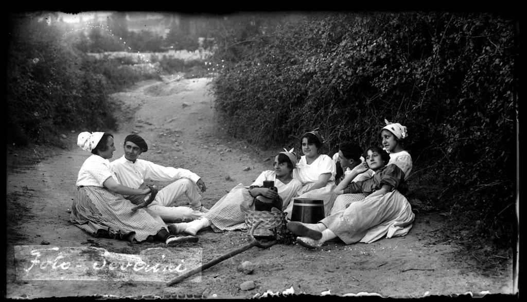 CAMPESINOS MAHOU SENTADOS.