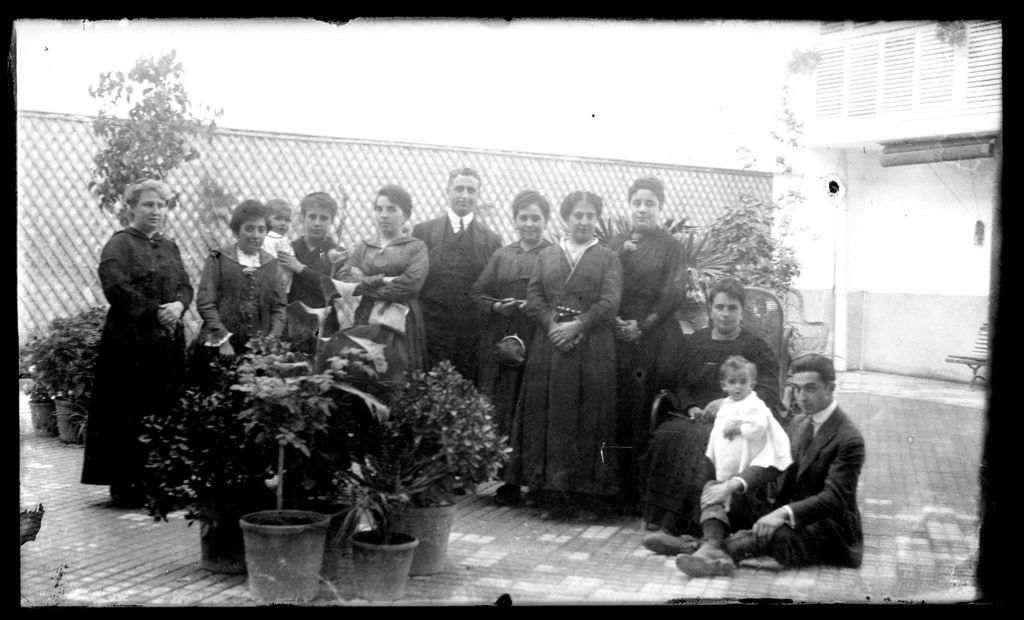 FAMILIA EN EL PATIO DE MACETAS.