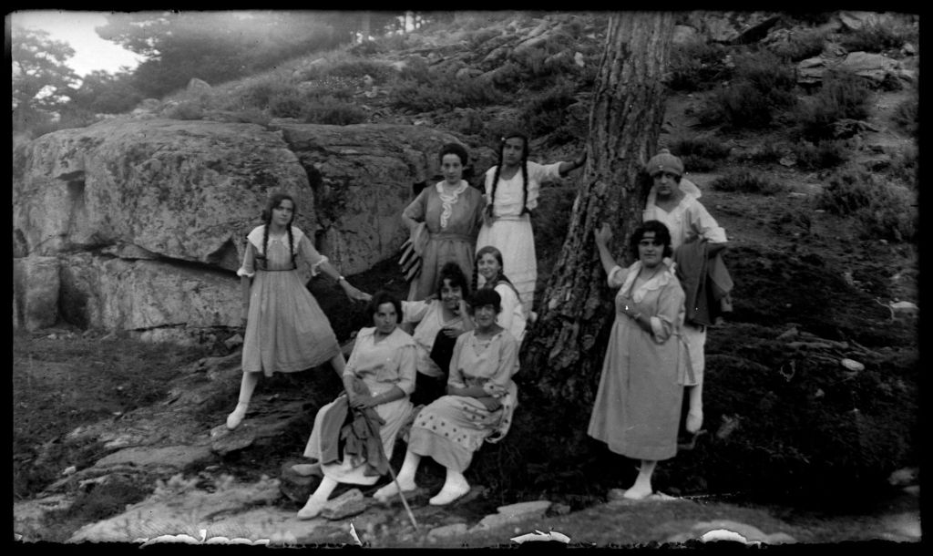 GRUPO DE MUJERES MAHOU EN EL CAMPO.