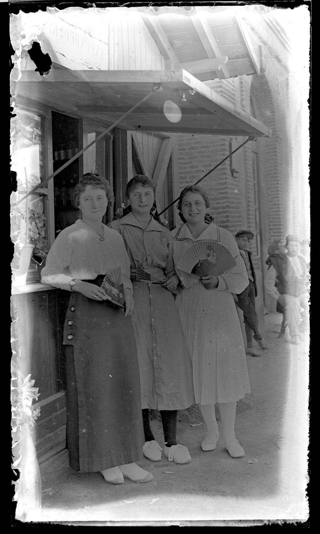 MUJERES FRENTE AL ESTANCO 2.