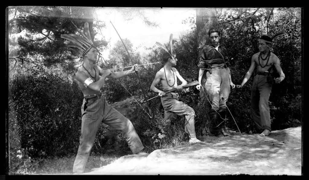 JUGANDO A INDIOS Y VAQUEROS.