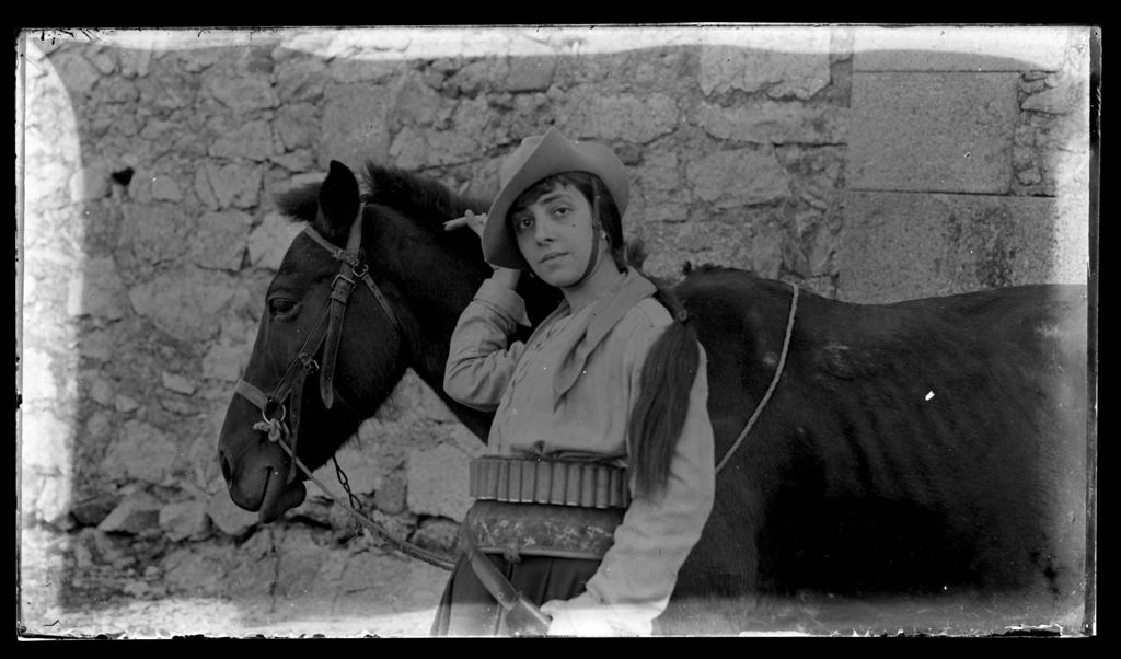 MUJER CON CABALLO.