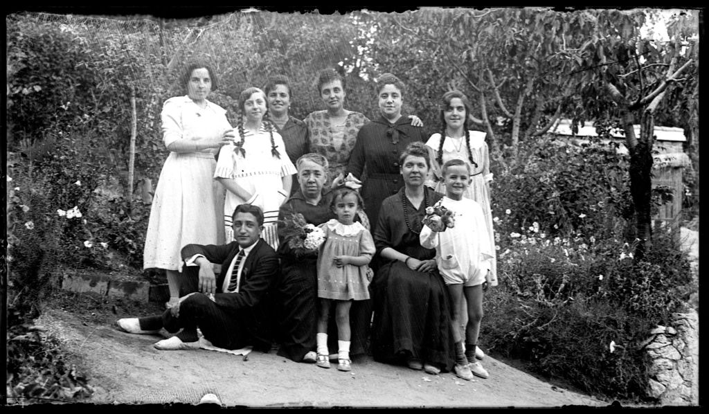 FAMILIA EN EL JARDIN.