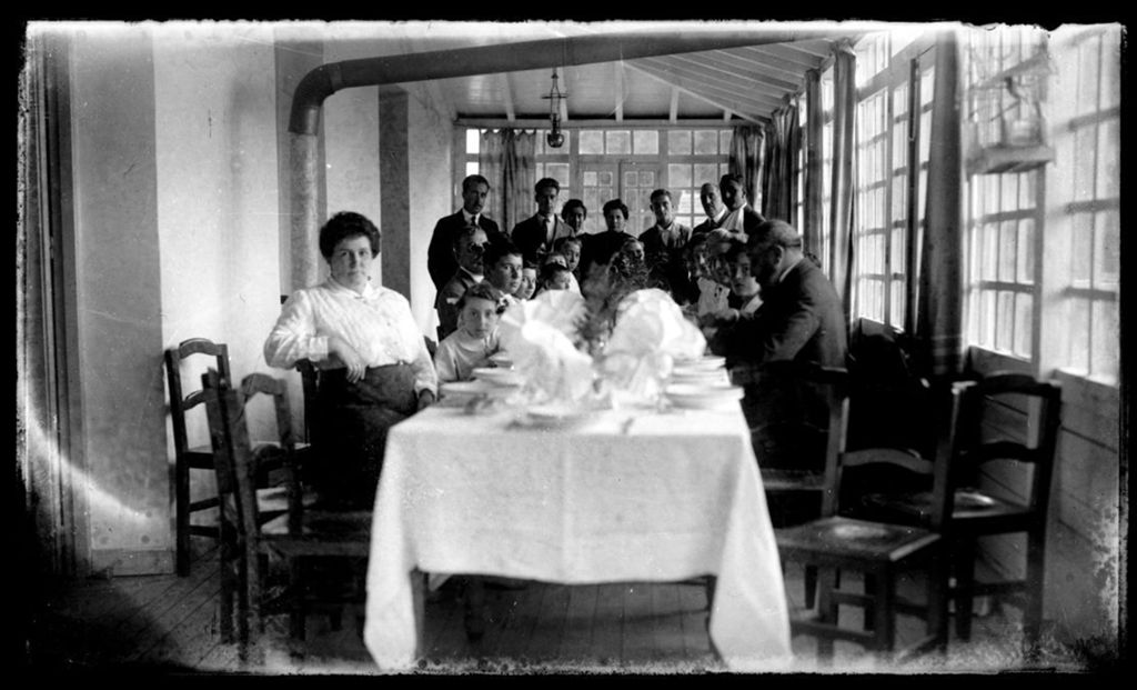 COMIDA FAMILIAR EN EL SOLARIUM DE LA CASA.