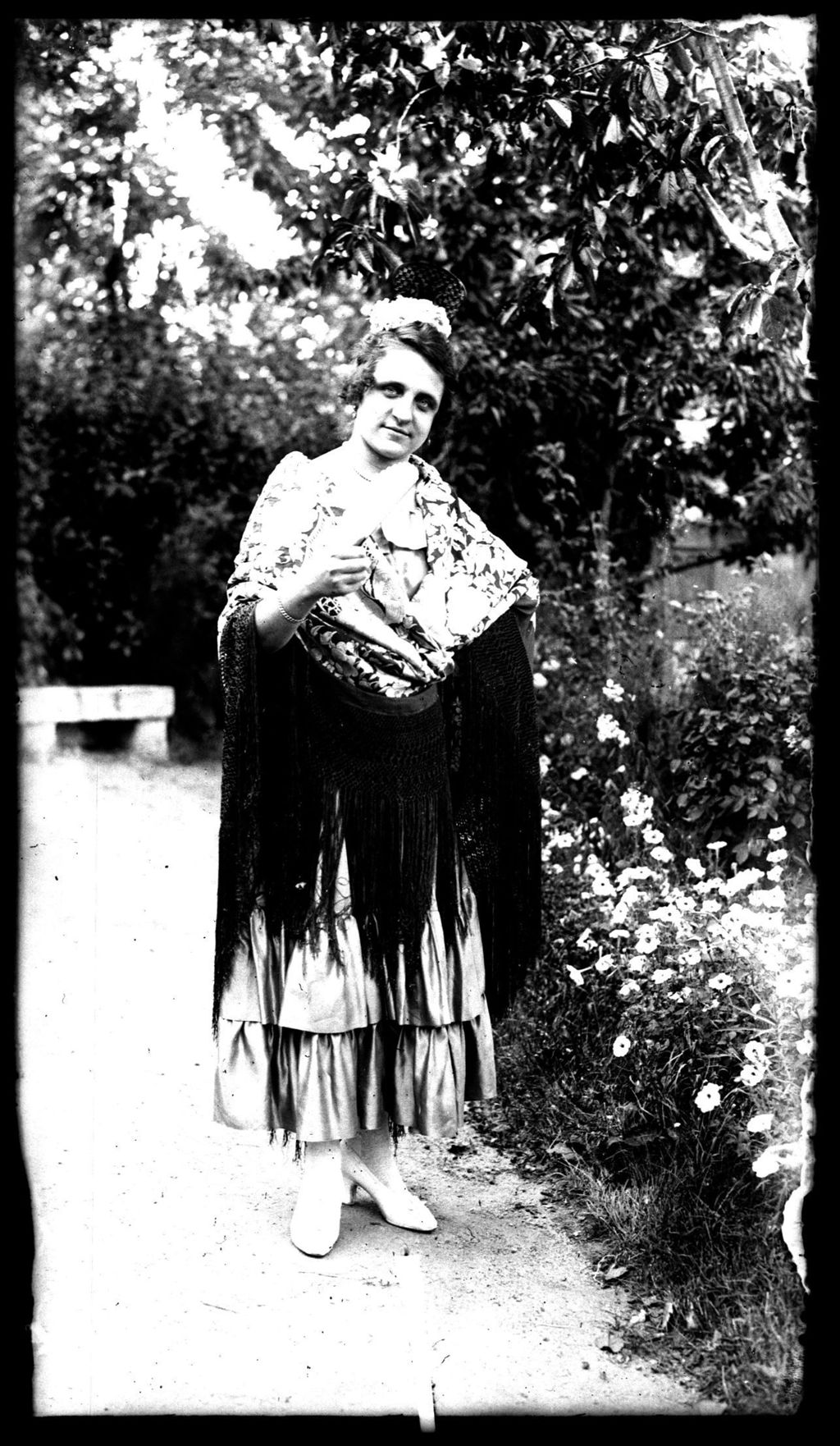 MUJER CON MANTON DE MANILA EN JARDIN 2.