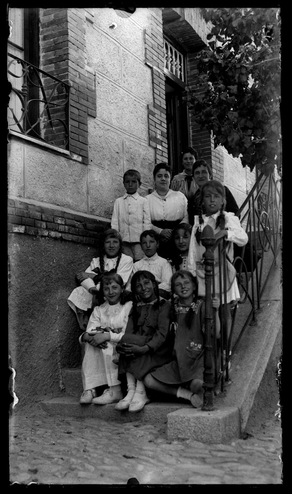 NIÑOS EN LA ESCALERA.