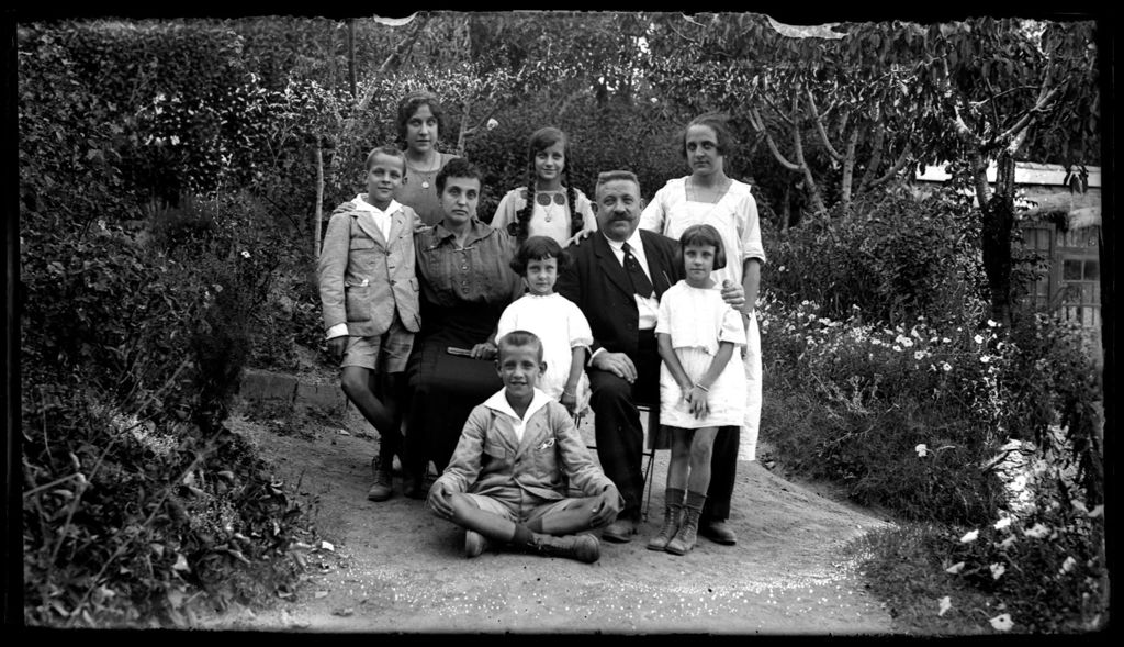 FAMILIA POSANDO EN EL JARDIN.