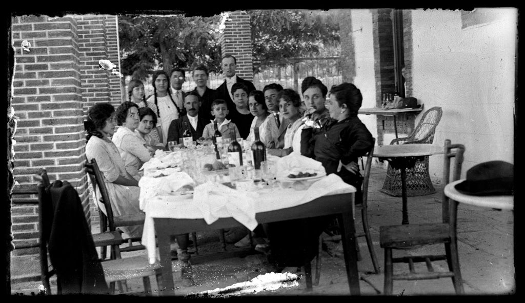 COMIDA EN LA MESA DEL PORCHE.