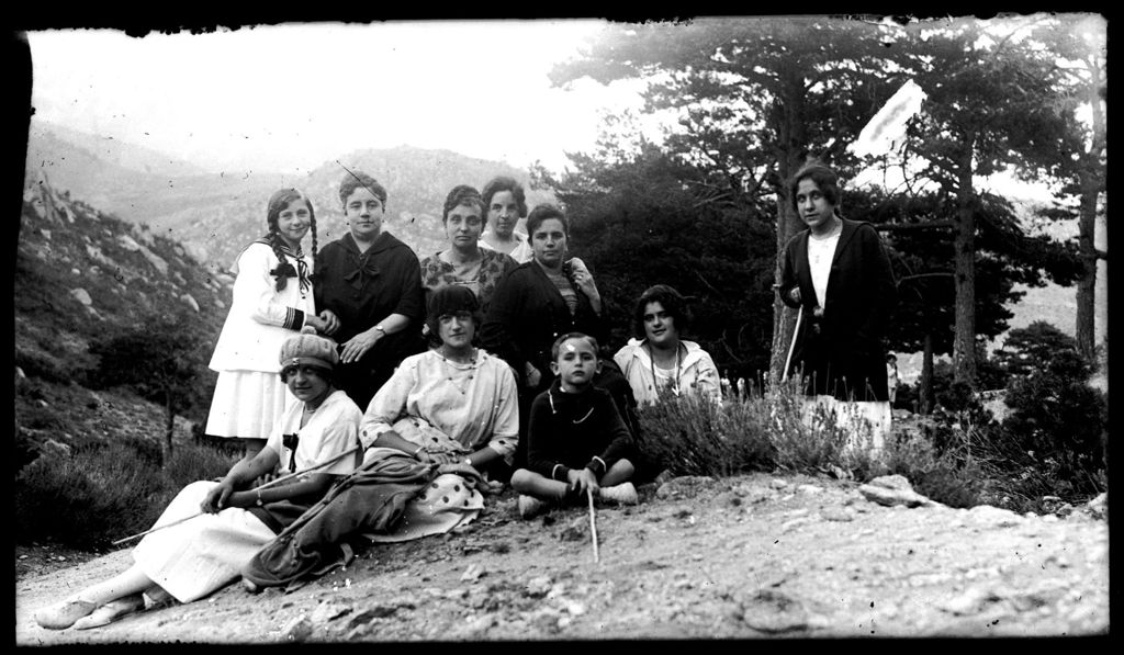 MUJERES EN LA LOMA DE LA SIERRA.