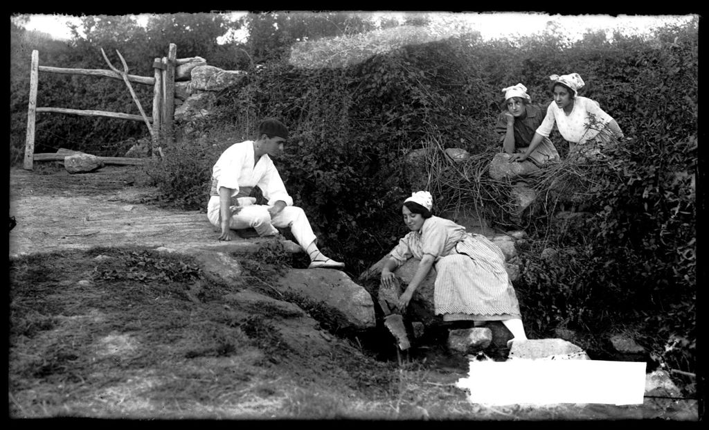 LABRIEGA COJIENDO AGUA DEL RIACHUELO.