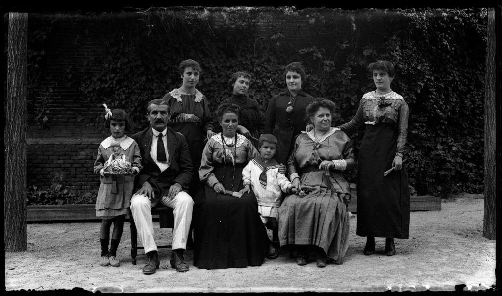 FAMILIA Y MUÑECA.