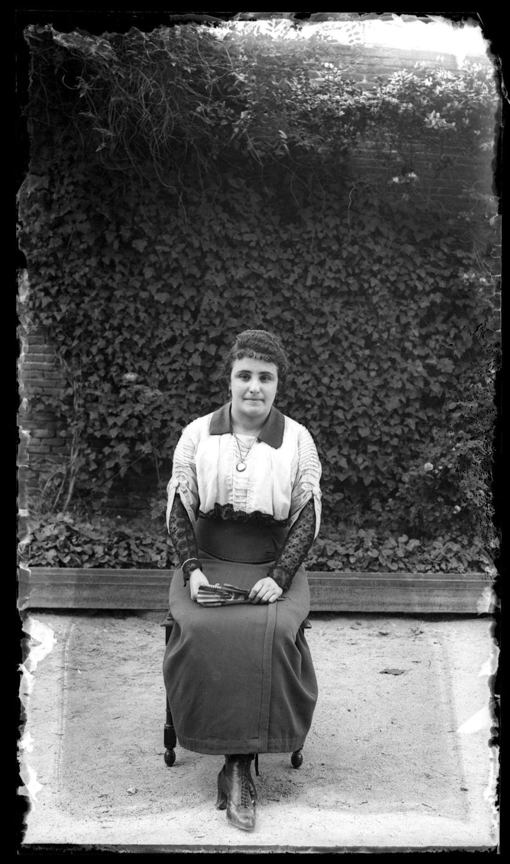 MUJER SENTADA CON ABANICO.