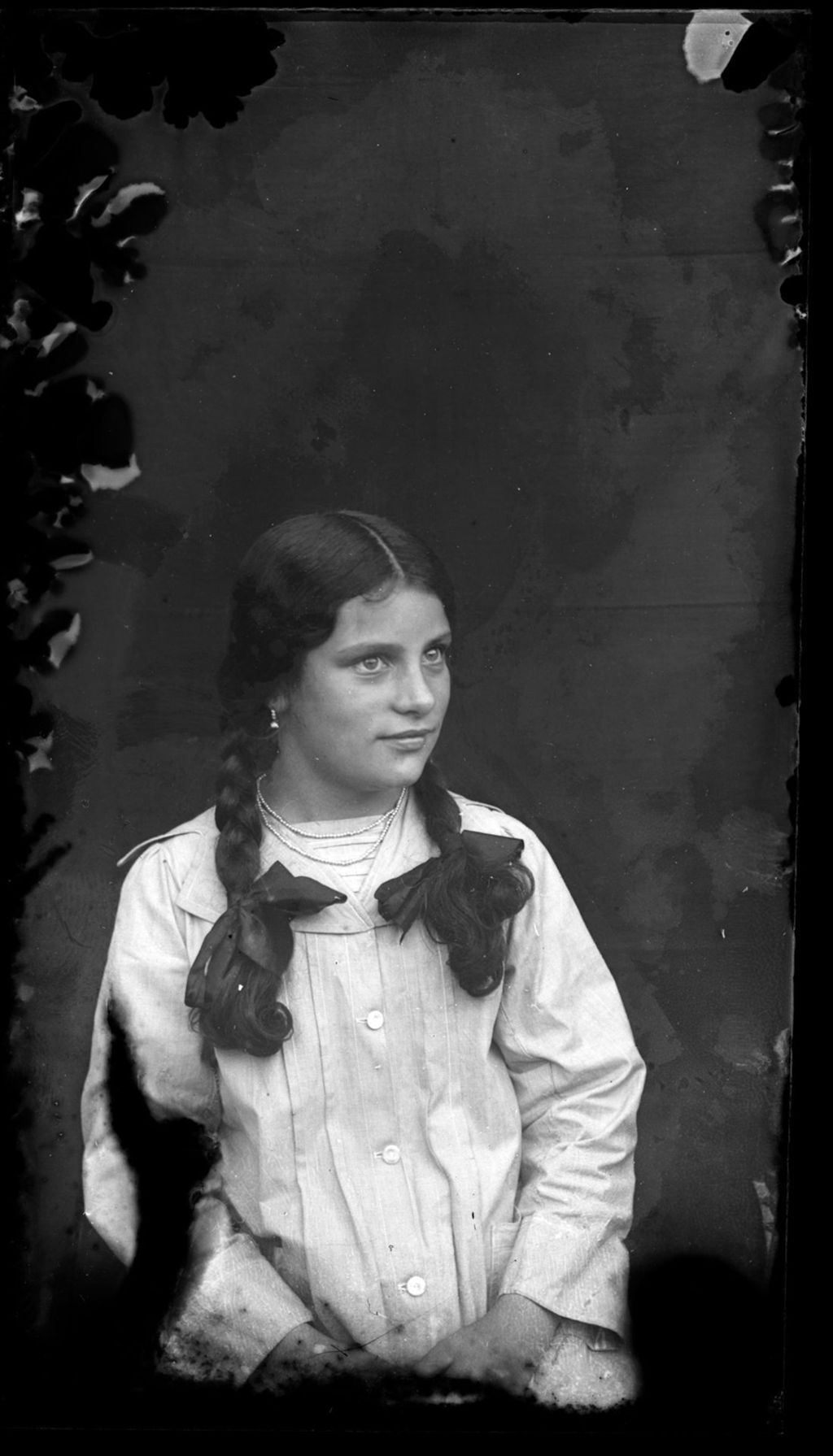 NIÑA CON TRENZAS Y EXPRESIVOS OJOS 2.