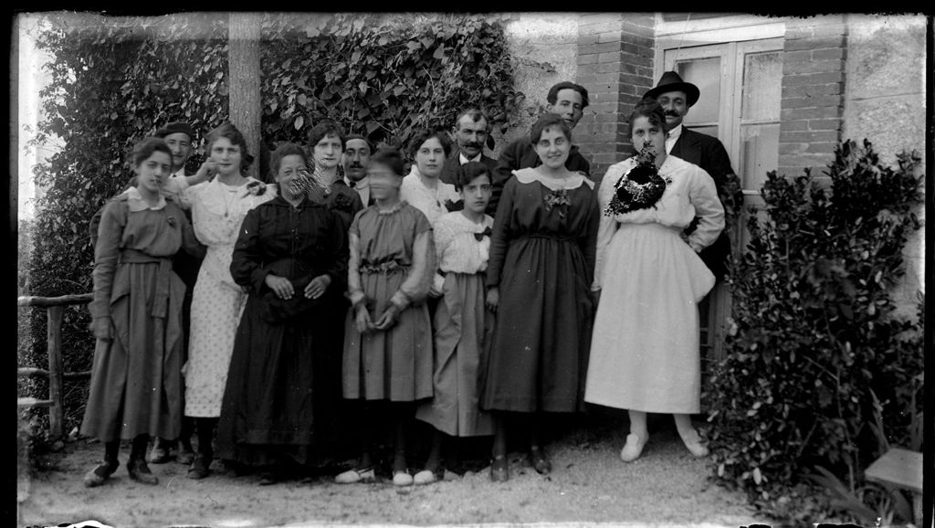 FOTO DE FAMILIA EN EL JARDIN.