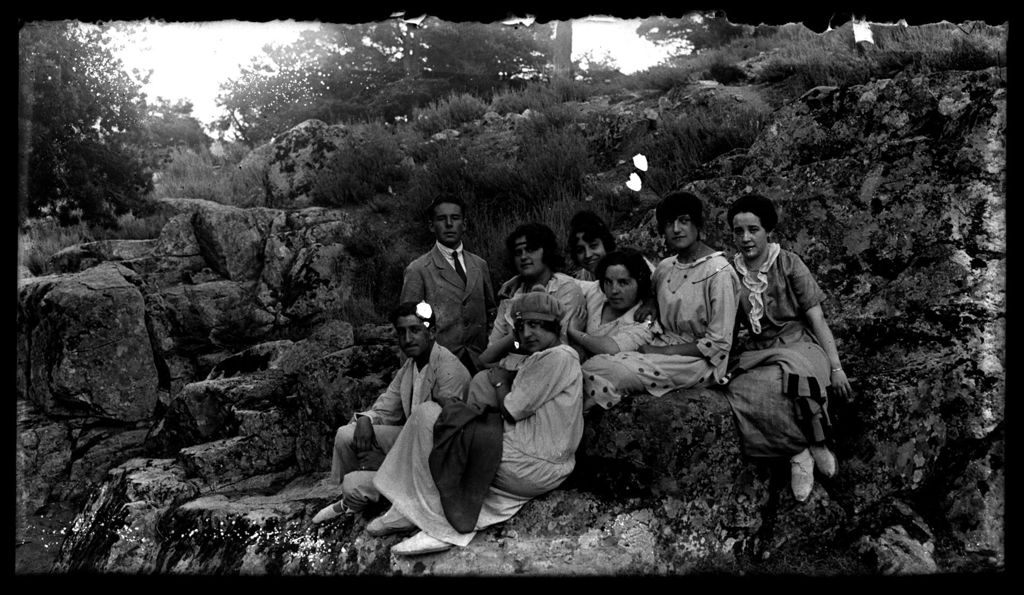 JOVENES AL ABRIGO DE LAS ROCAS.