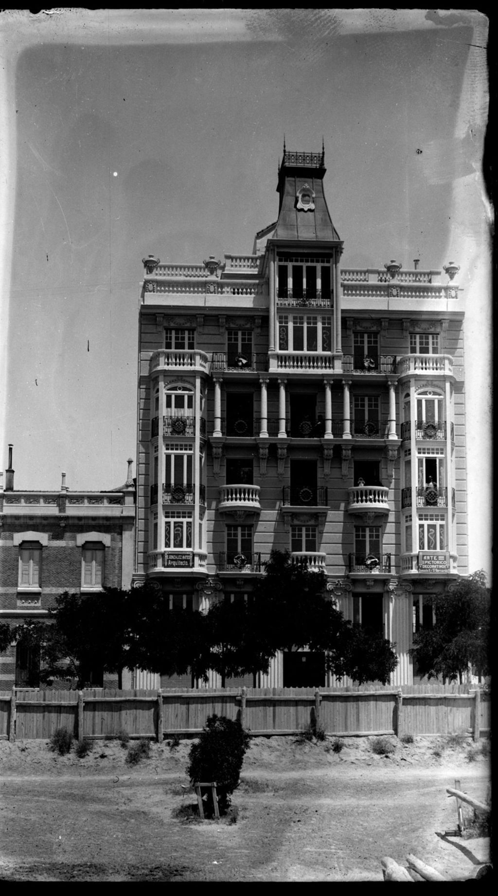 EDIFICIO DEL ARQUITECTO ELICIO GONZALEZ MATEO.