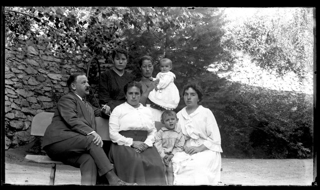 FOTOGRAFIA FAMILIAR EN EL BANCO DEL JARDIN.