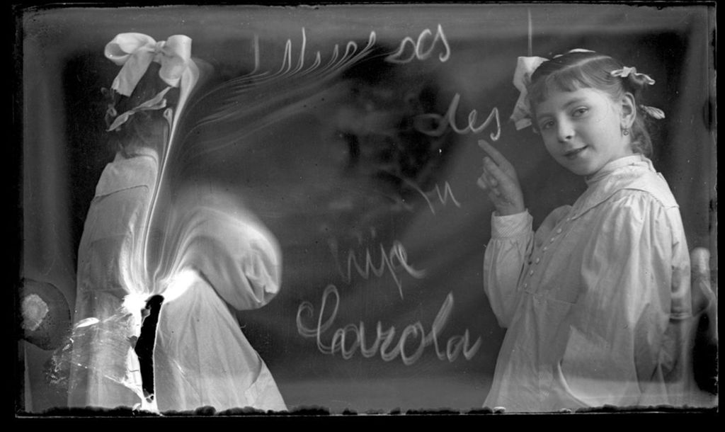 NIÑA RUBIA POSANDO CON UNIFORME ESCOLAR 2.