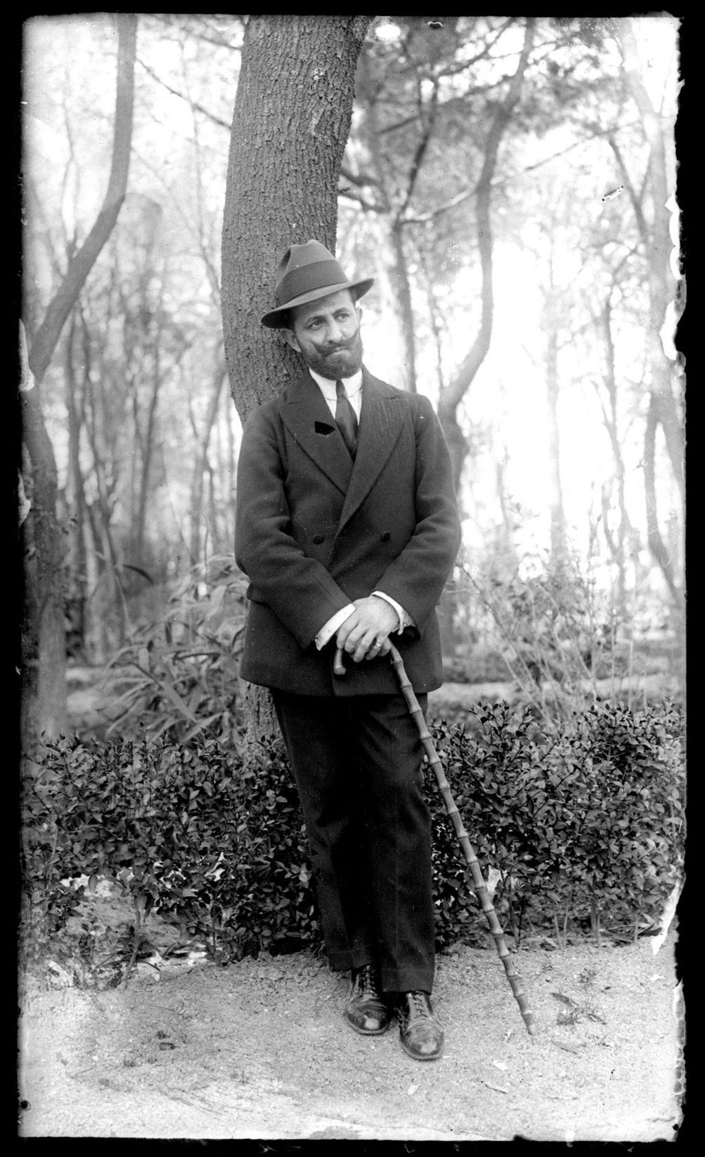 HOMBRE CON GRAN BIGOTE Y BARBA.