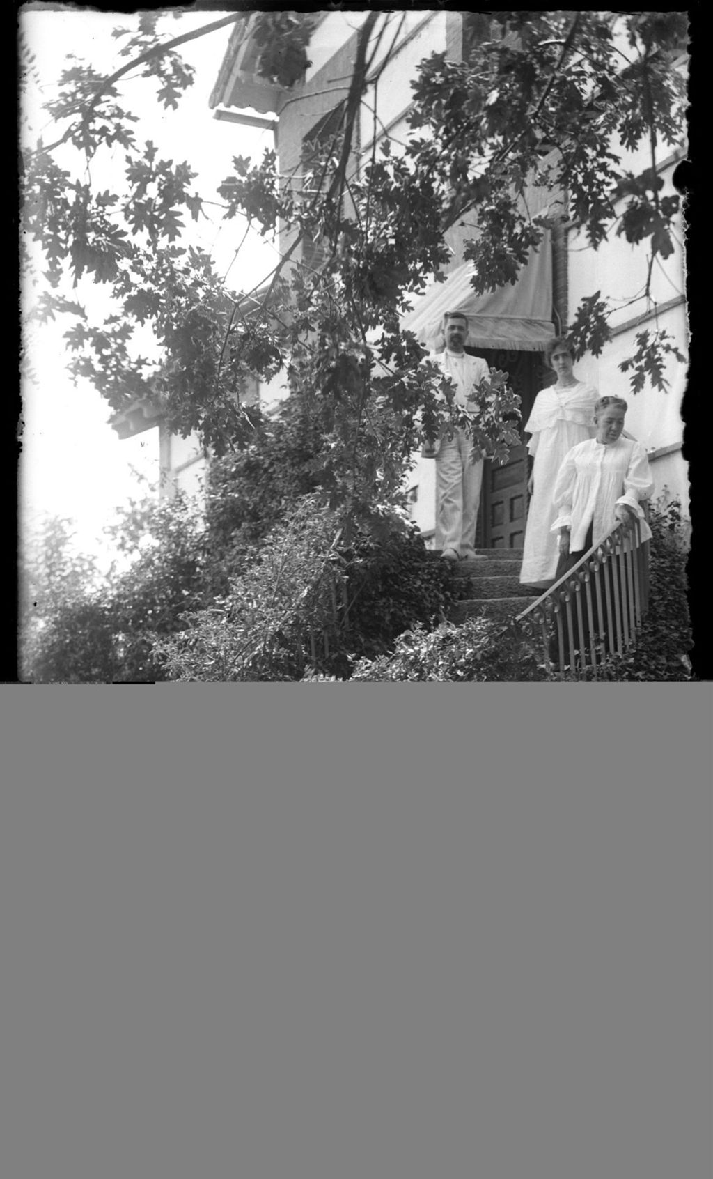 FAMILIARES DE BLANCO EN LA ESCALERA.