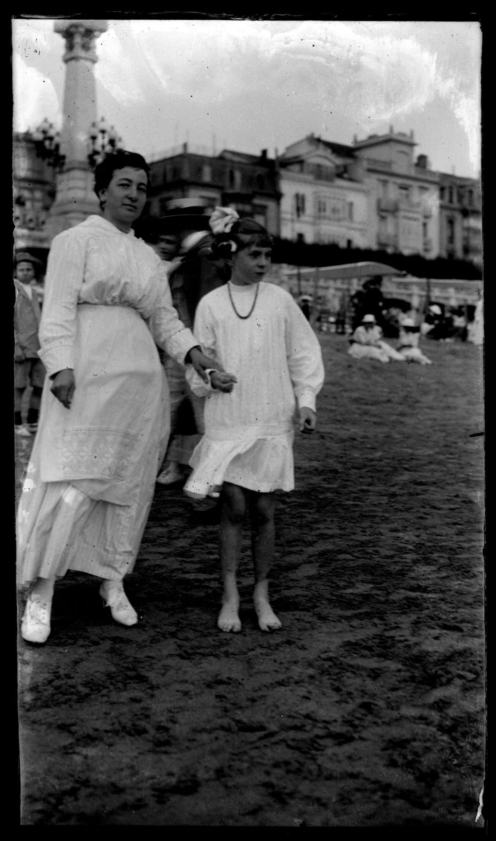 NIÑA RUBIA EN LA PLAYA.