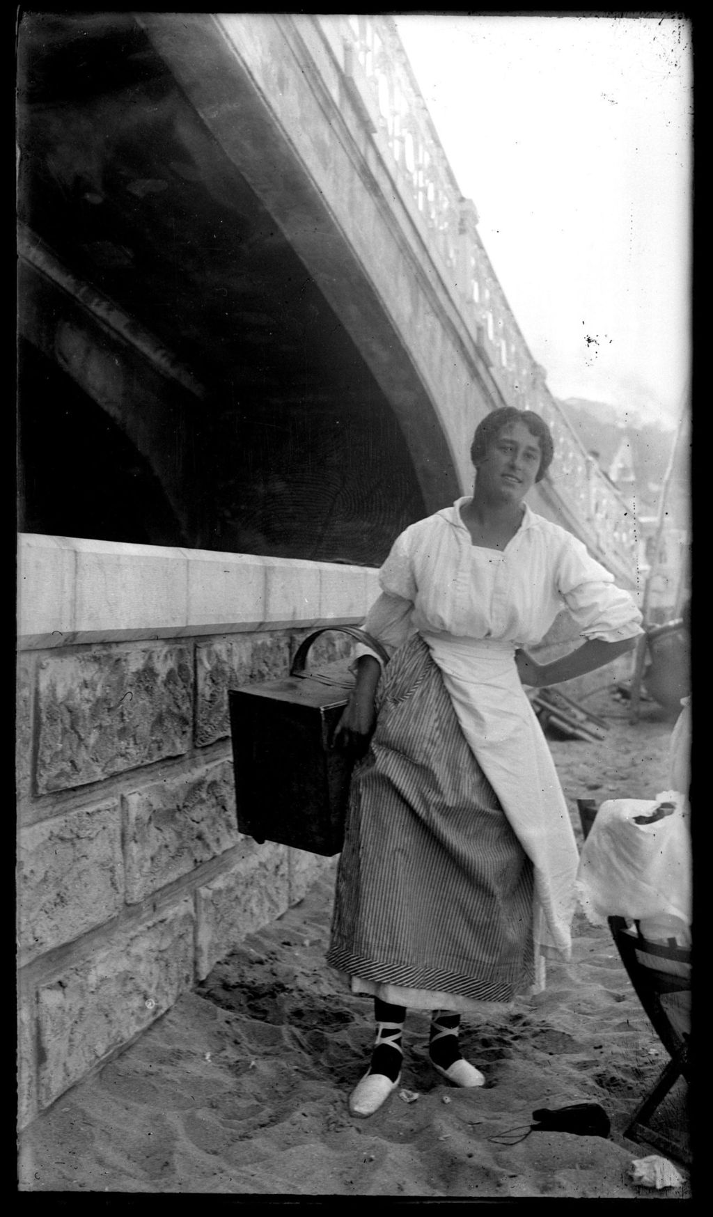 MUJER EN LA PLAYA DE SAN SEBASTIAN.