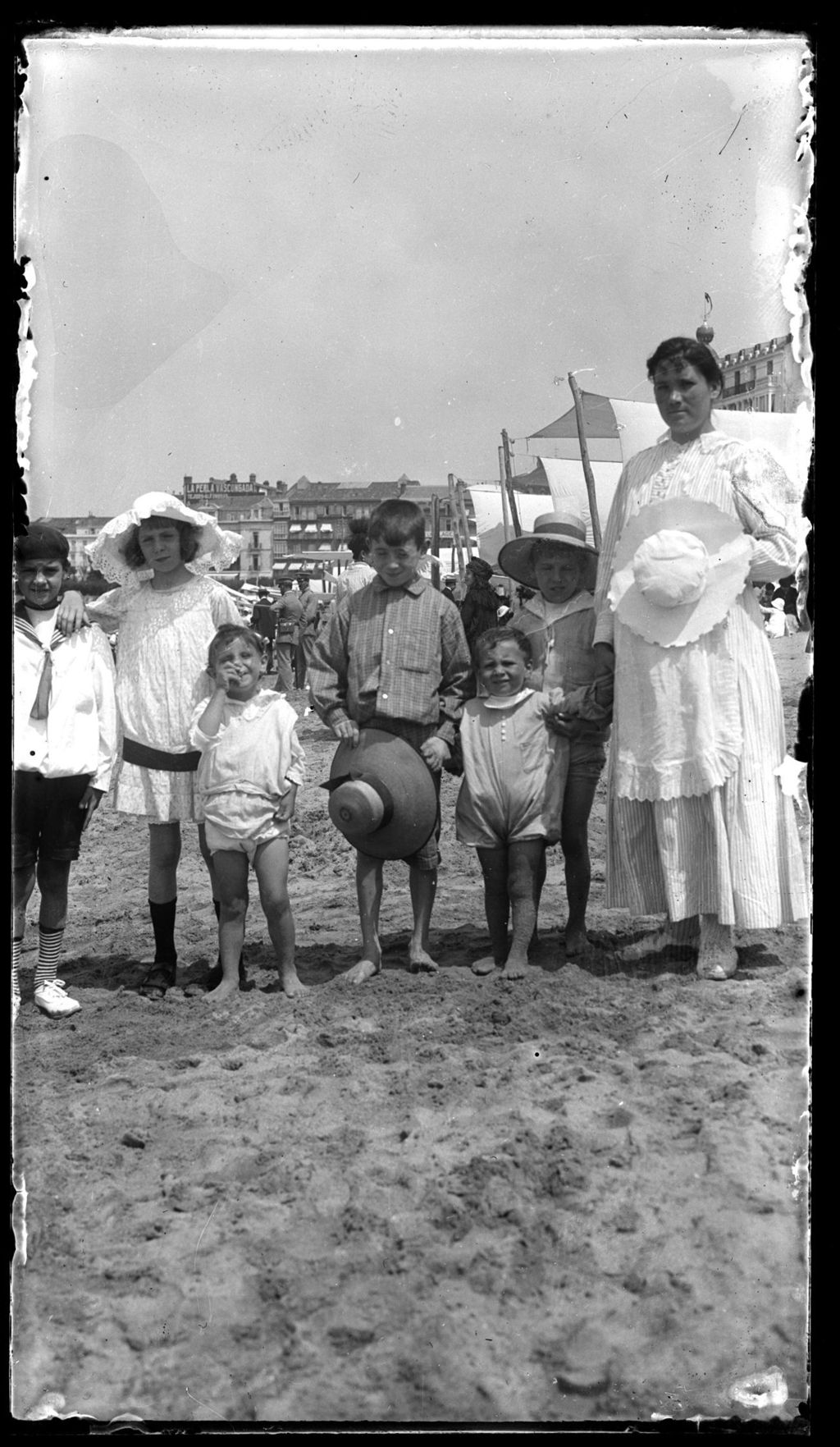 NURSE CON NIÑOS EN LA PLAYA.