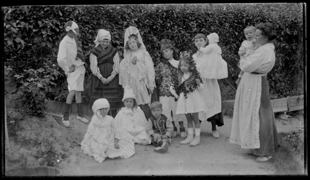 NIÑOS DISFRAZADOS EN EL JARDIN.