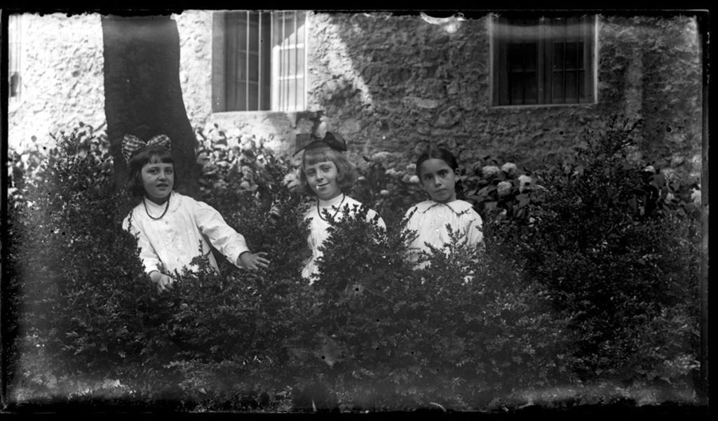 TRES NIÑAS EN EL JARDIN.