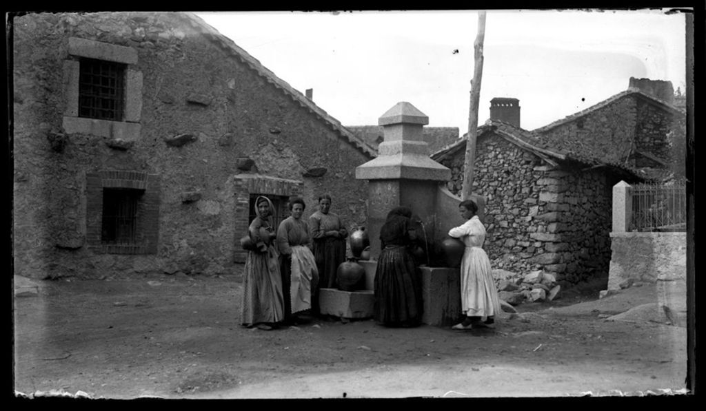 LLENANDO LOS CANTAROS EN LA FUENTE.