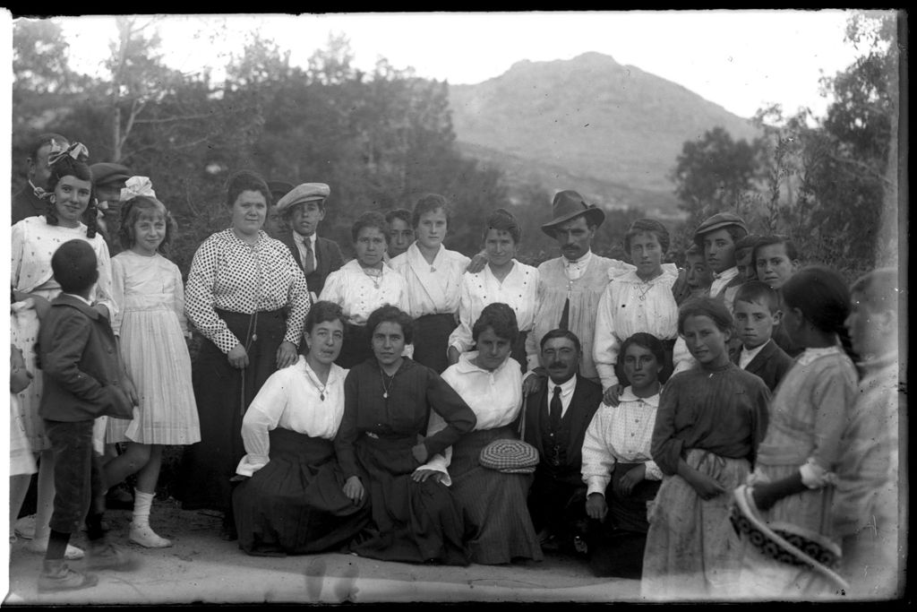 PAISANOS Y FAMILIARES.