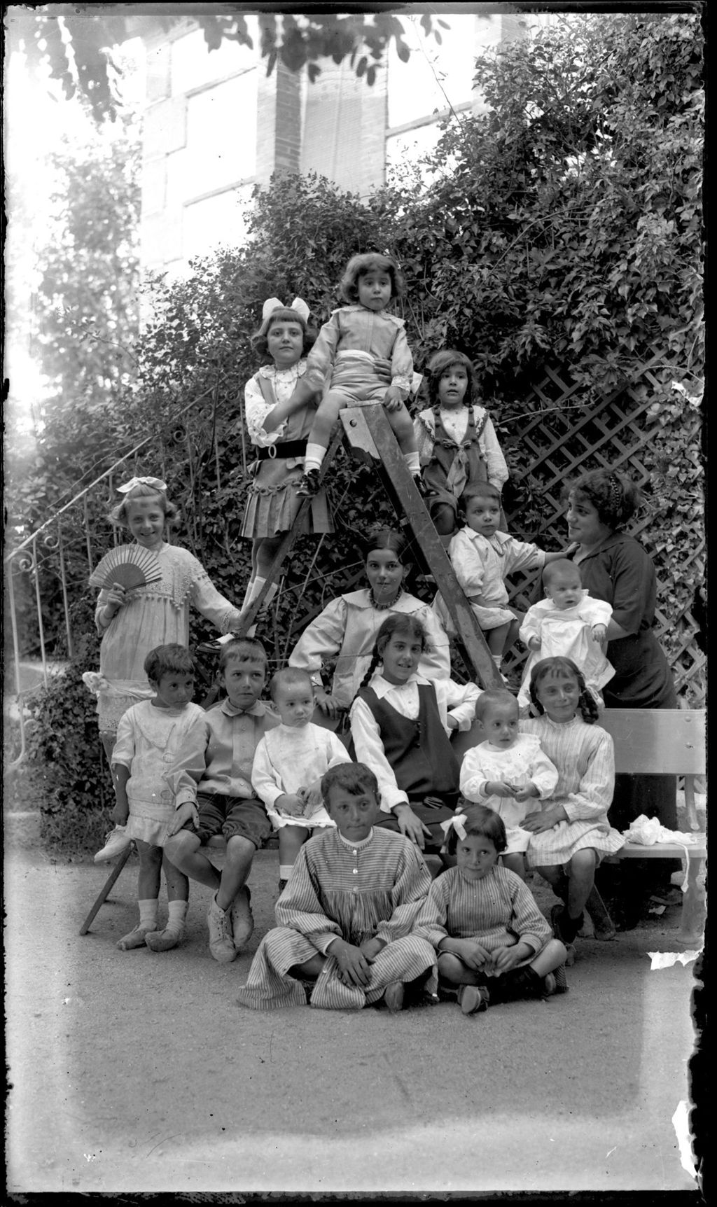 TODOS LOS NIÑOS EN EL JARDIN.