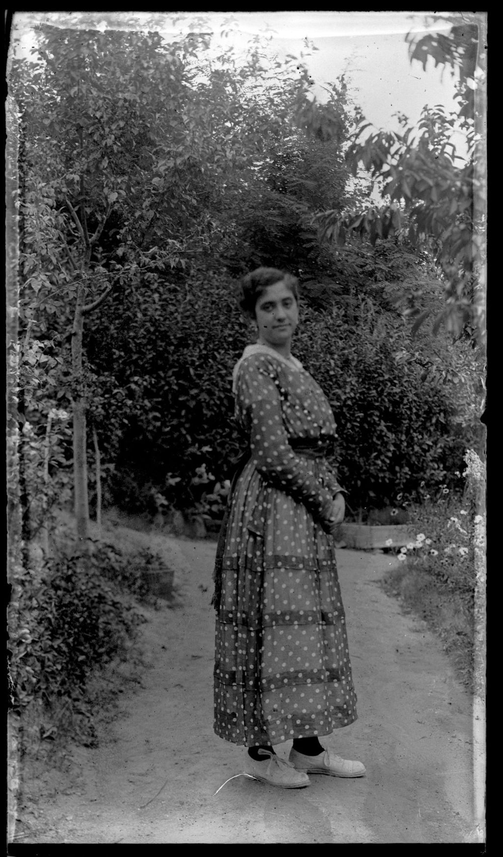 MUJER CON VESTIDO DE LUNARES.