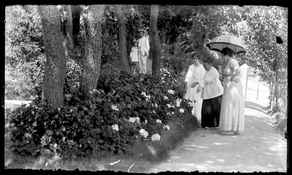 DOÑA CAROLINA EN EL JARDIN.