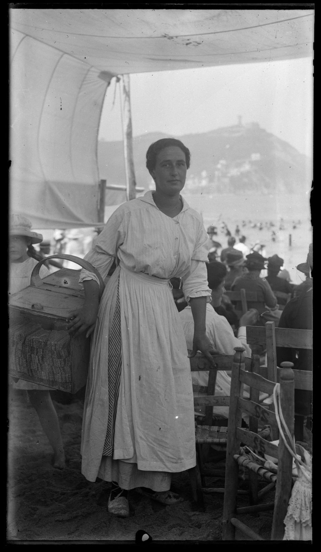 MUJER EN LA PLAYA DE SAN SEBASTIAN 2.