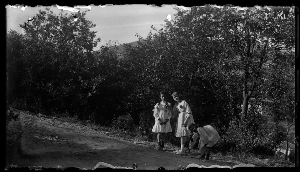 NIÑAS DE BLANCO JUGANDO EN EL CAMPO.