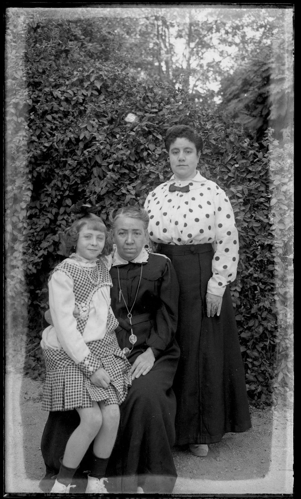 TRES GENERACIONES FEMENINAS JUNTAS.