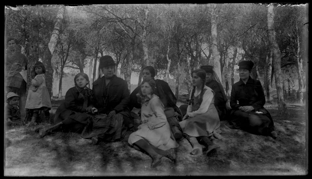 MUJERES DE LUTO EN UN PINAR DE CERCEDILLA.