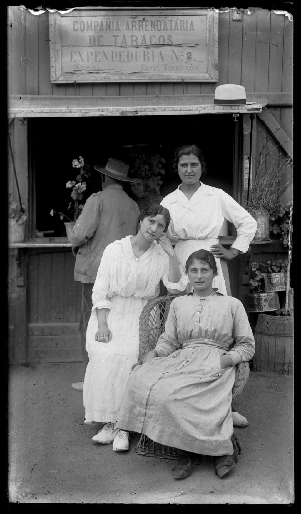 MUJERES FRENTE AL ESTANCO.