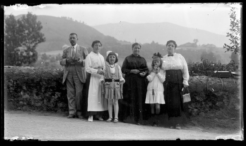 FAMILIA EN LA CERCA DEL CAMINO.