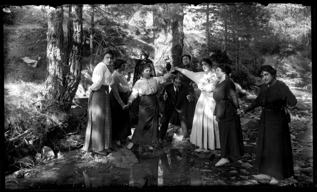 MUJERES EN EL RIO INTERPRETANDO UNA ESCENA.