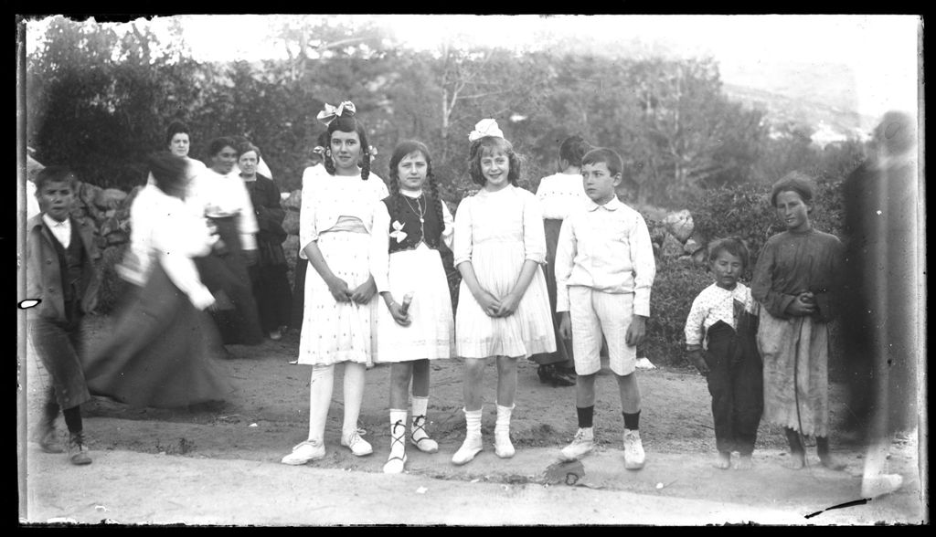 JUGANDO CON LOS NIÑOS DEL PUEBLO.