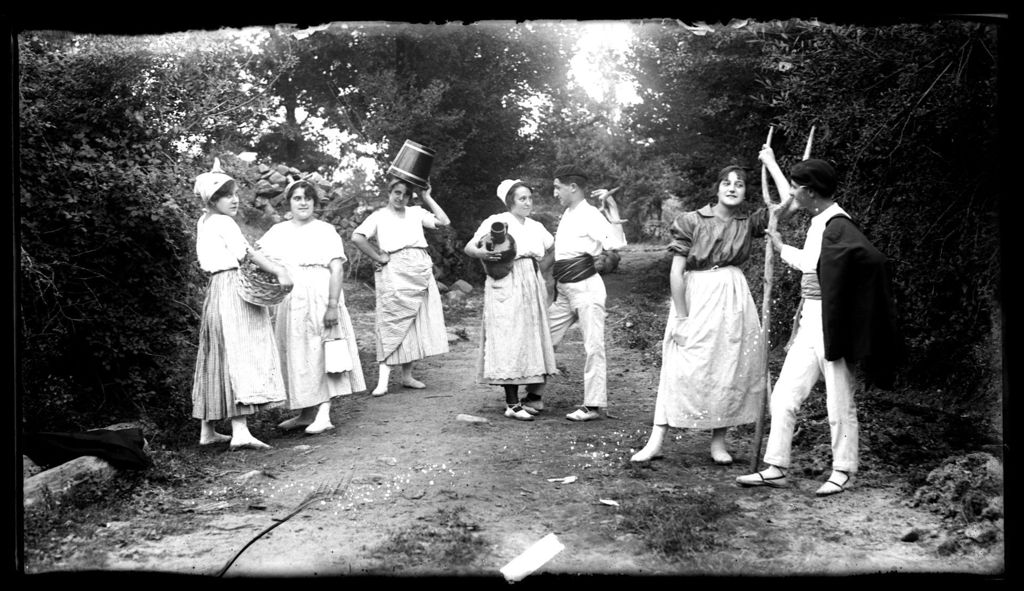 DISFRAZADOS DE CAMPESINOS ENEL CAMINO.